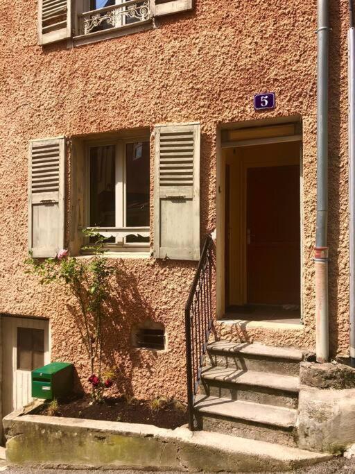 Charmant Logement & Terrasse Au Centre Historique Saint-Claude Bagian luar foto